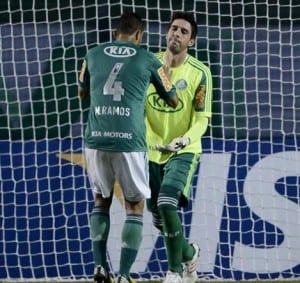 Maurício Ramos tenta consolar o goleiro Bruno após falha grotesca.