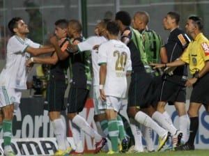 Briga em campo e empate no placar entre América-MG e Palmeiras.