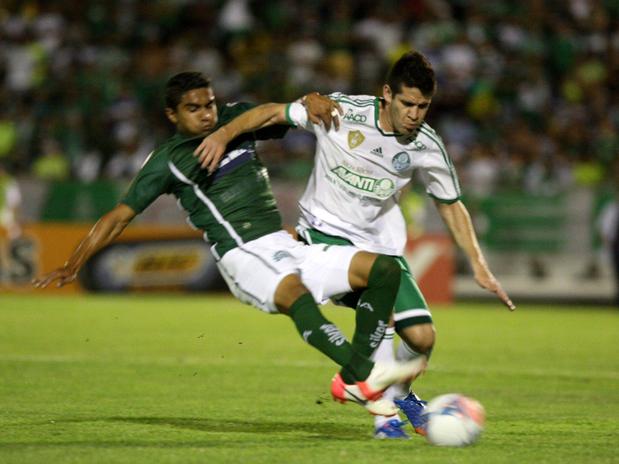 Marcelo Oliveira disputa bola contra o Icasa.