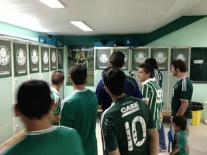 Torcedores visitam a Academia de Futebol.