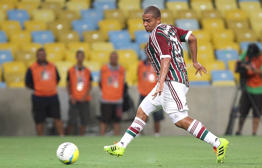 Walter toca a bola pelo Fluminense.