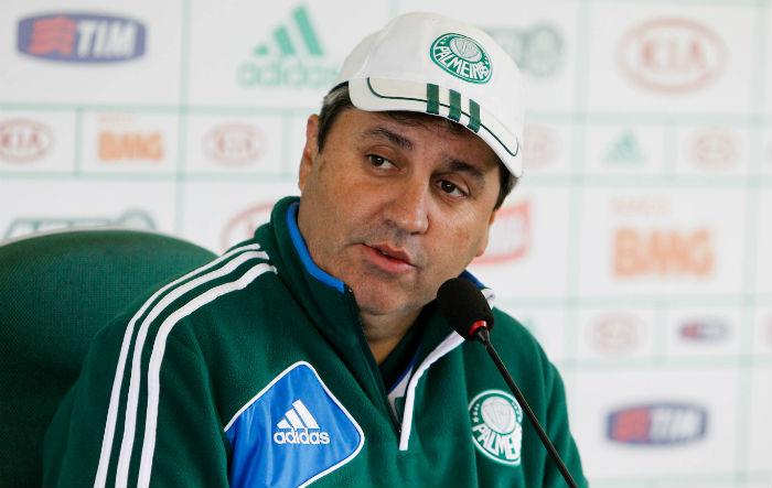 Treinador do Palmeiras, Gilson Kleina fala em coletiva.