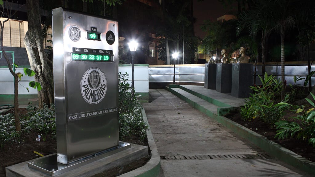 Palmeiras inaugura relógio digital dentro de sua sede.