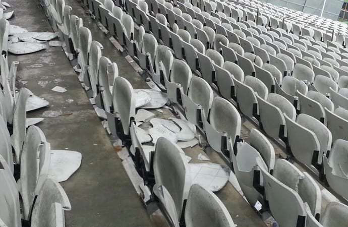 Cadeiras em Itaquera são destruídas.