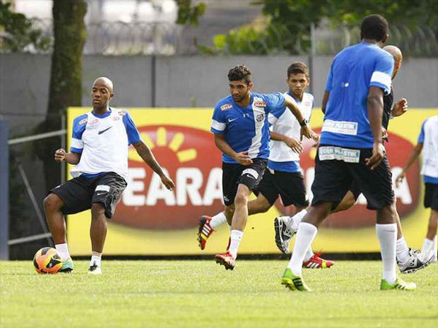 Jogadores do Santos treinam para duelo diante do Palmeiras.
