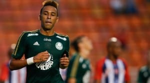 Wellington, zagueiro do Palmeiras, será titular diante do Santos.