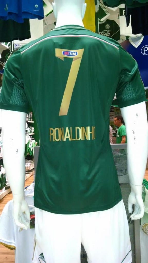 Suposta imagem da camisa de Ronaldinho.