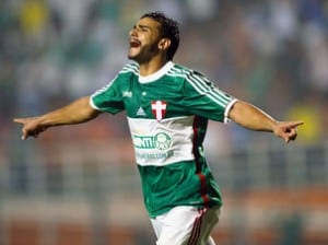 Henrique comemora o segundo gol do Palmeiras. 