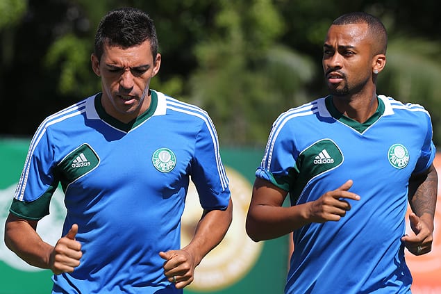 Lúcio e Wesley treinam na Academia de Futebol do Palmeiras