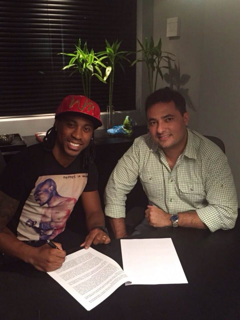 Arouca assina com o Palmeiras, ao lado de Alexandre Mattos. Foto: Site Oficial