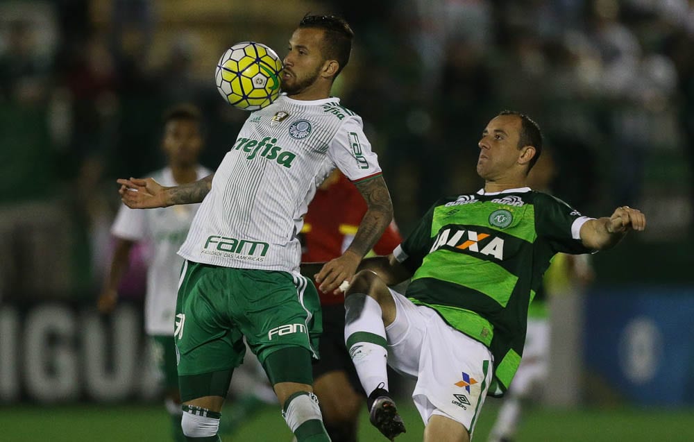 O jogador Leandro Pereira, da SE Palmeiras, disputa bola com o jogador Josimar, da A Chapecoense F, durante partida válida pela décima oitava rodada, do Campeonato Brasileiro, Série A, na Arena Condá.