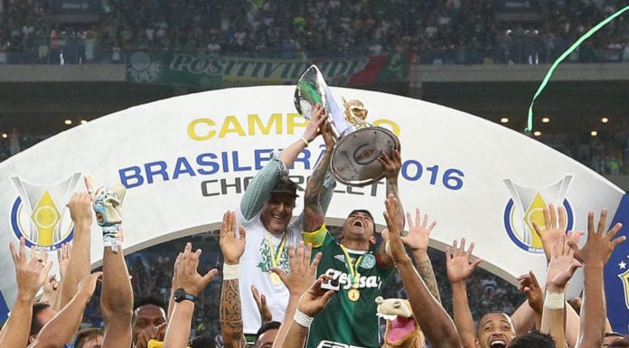 O jogador Dudu (C), da SE Palmeiras, comemora a conquista do Campeonato Brasileiro, após jogo contra a equipe da A Chapecoense F, durante partida válida pela trigésima sétima rodada, do Campeonato Brasileiro, Série A, na Arena Allianz Parque.