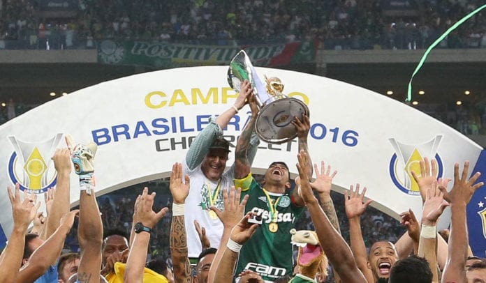 O jogador Dudu (C), da SE Palmeiras, comemora a conquista do Campeonato Brasileiro, após jogo contra a equipe da A Chapecoense F, durante partida válida pela trigésima sétima rodada, do Campeonato Brasileiro, Série A, na Arena Allianz Parque.