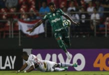 O jogador Michel Bastos, da SE Palmeiras, disputa bola com o jogador Jucilei, do São Paulo FC, durante partida válida pela terceira rodada, do Campeonato Brasileiro, Série A, no estádio do Morumbi.