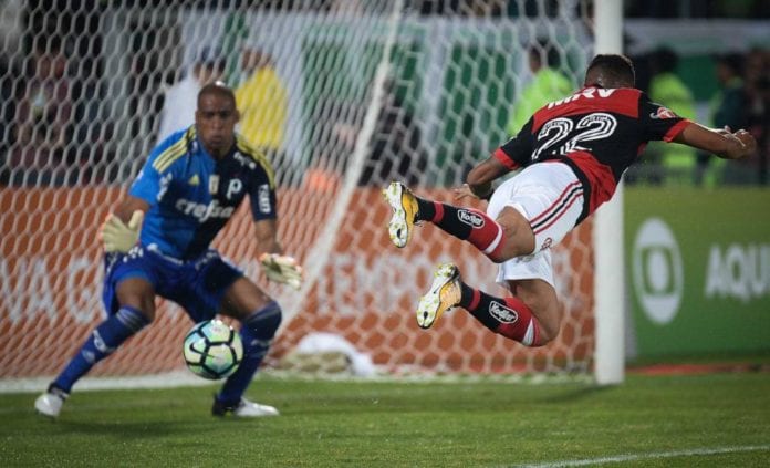 Jaílson acompanha cabeçada de jogador do Flamengo
