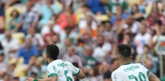 O jogador Egídio, da SE Palmeiras, comemora seu gol contra a equipe do Fluminense FC, durante partida válida pela vigésima quinta rodada, do Campeonato Brasileiro, Série A, no Estádio do Maracanã.