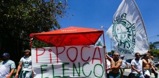 Torcedores protestaram, mas prometeram apoio durante os 90 minutos (Foto: Marcelo D. Sants/FramePhoto/Gazeta Press)