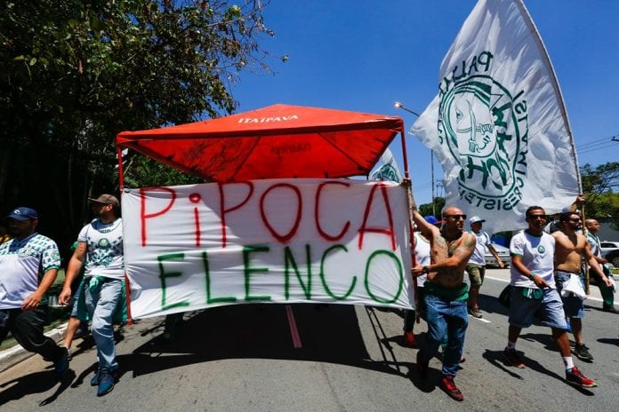 Torcedores protestaram, mas prometeram apoio durante os 90 minutos (Foto: Marcelo D. Sants/FramePhoto/Gazeta Press)