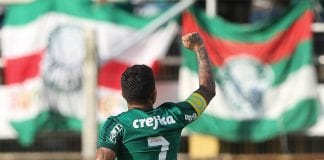 O jogador Dudu, da SE Palmeiras, comemora seu gol contra a equipe do CA Bragantino, durante partida válida pela quarta rodada, do Campeonato Paulista, Série A1, no Estádio Nabi Abi Chedid.