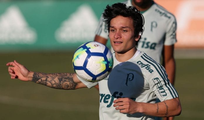 O jogador Artur, da SE Palmeiras, durante treinamento, na Academia de Futebol.