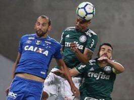 Os jogadores Antonio Carlos e Bruno Henrique (D), da SE Palmeiras, disputam bola com o jogador Barcos, do Cruzeiro EC, durante partida valida pelas semi finais (ida), da Copa do Brasil, na Arena Allianz Parque.