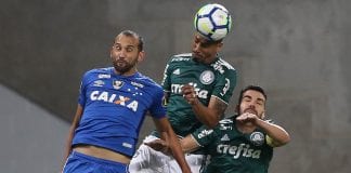 Os jogadores Antonio Carlos e Bruno Henrique (D), da SE Palmeiras, disputam bola com o jogador Barcos, do Cruzeiro EC, durante partida valida pelas semi finais (ida), da Copa do Brasil, na Arena Allianz Parque.