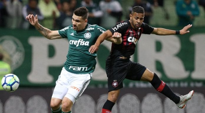 O jogador Moisés, da SE Palmeiras, disputa bola com o jogador Renan Lodi, do C Atlético Paranaense, durante partida valida pela vigésima terceira rodada, do Campeonato Brasileiro, Série A, na Arena Allianz Parque.