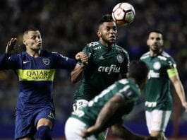 Brazil's Palmeiras Colombian forward Miguel Borja (C) vies for the ball with Argentina's Boca Juniors forward Mauro Zarate (L) during a Copa Libertadores 2018 first leg semifinal football match at La Bombonera stadium in Buenos Aires, Argentina, on October 24, 2018. (Photo by ALEJANDRO PAGNI / AFP)