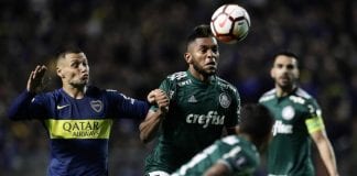 Brazil's Palmeiras Colombian forward Miguel Borja (C) vies for the ball with Argentina's Boca Juniors forward Mauro Zarate (L) during a Copa Libertadores 2018 first leg semifinal football match at La Bombonera stadium in Buenos Aires, Argentina, on October 24, 2018. (Photo by ALEJANDRO PAGNI / AFP)