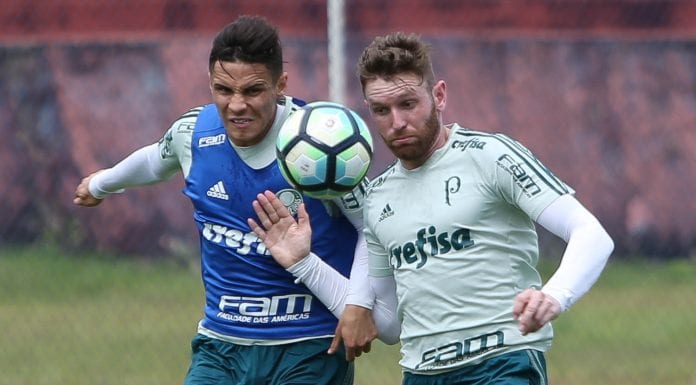 Os jogadores Rapahel Veiga e Fabiano (D), da SE Palmeiras, durante treino, no Centro de treinamento da equipe do Bahia.