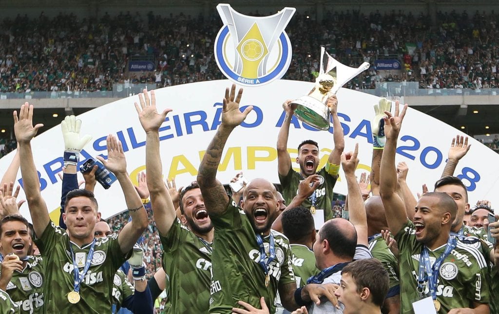 O jogador Bruno Henrique, da SE Palmeiras, levanta a taça em comemoração a conquista do Campeonato Brasileiro, Série A, após jogo contra a equipe do EC Vitória, partida valida pela trigésima oitava rodada, na Arena Allianz Parque.
