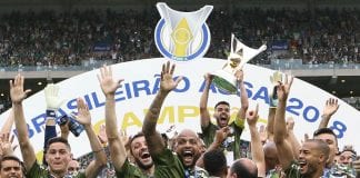 O jogador Bruno Henrique, da SE Palmeiras, levanta a taça em comemoração a conquista do Campeonato Brasileiro, Série A, após jogo contra a equipe do EC Vitória, partida valida pela trigésima oitava rodada, na Arena Allianz Parque.