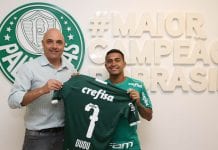 O jogador Dudu, da SE Palmeiras, renova seu contrato, na Academia de Futebol. Na foto o presidente Mauricio Galiotte.