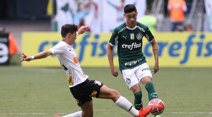 O jogador Diogo Barbosa, da SE Palmeiras, disputa bola com o jogador Mateus Vital, do SC Corinthians P, durante partida valida pela quinta rodada, do Campeonato Paulista, Série A1, na Arena Allianz Parque.