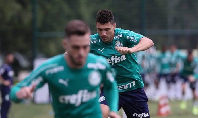 O jogador Moisés, da SE Palmeiras, durante treinamento, na Academia de Futebol.