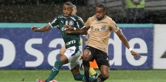 O jogador Felipe Pires, da SE Palmeiras, disputa bola com o jogador Copete, do Santos FC, durante partida valida pela oitava rodada, do Campeonato Paulista, Série A1, na Arena Allianz Parque.