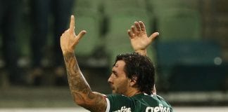 Ricardo Goulart comemora gol no Palmeiras.