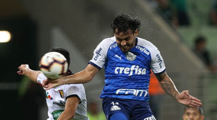 O jogador Ricardo Goulart, da SE Palmeiras, disputa bola com o jogador Villalba, do FBC Melgar, durante partida valida pela segunda rodada, da Copa Libertadores, na Arena Allianz Parque.