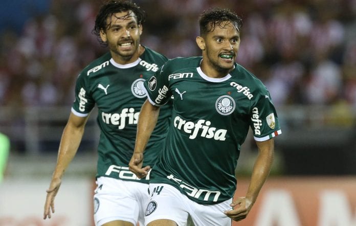 O jogador Gustavo Scarpa, da SE Palmeiras, comemora seu gol contra a equipe do Junior Barranquilla, durante partida valida pela primeira rodada, da Copa Libertadores, no Estádio Metropolitano.