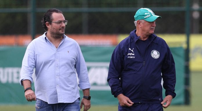 O técnico Felipão e o diretor de futebol Alexandre Mattos (E), da SE Palmeiras, durante treinamento, na Academia de Futebol.
