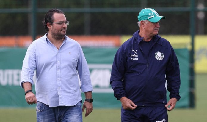 O técnico Felipão e o diretor de futebol Alexandre Mattos (E), da SE Palmeiras, durante treinamento, na Academia de Futebol.