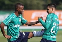 Os jogadores Felipe Pires e Raphael Veiga (D), da SE Palmeiras, durante treinamento, na Academia de Futebol.