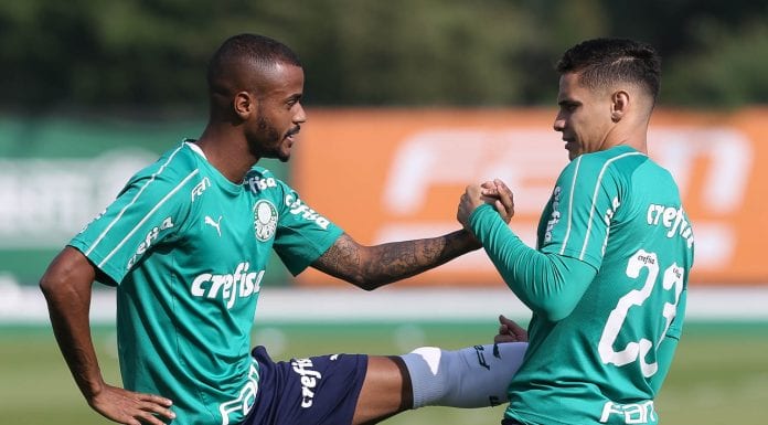 Os jogadores Felipe Pires e Raphael Veiga (D), da SE Palmeiras, durante treinamento, na Academia de Futebol.