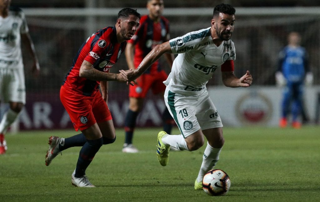 O jogador Bruno Henrique, da SE Palmeiras, disputa bola com o jogador Castellani, do CA San Lorenzo A, durante partida valida pela terceira rodada, fase de grupos, da Copa Libertadores, no Estádio Pedro Bidegain (El Nuevo Gasómetro).