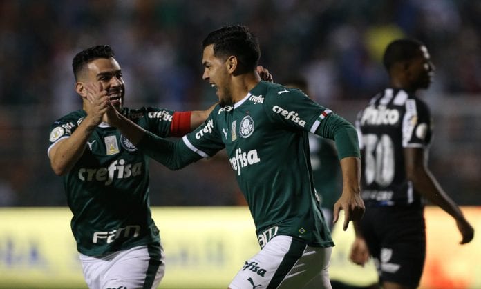 O jogador Gustavo Gómez, da SE Palmeiras, comemora seu gol contra a equipe do Santos FC, durante partida valida pela quinta rodada, do Campeonato Brasileiro, Série A, no Estádio do Pacaembu.