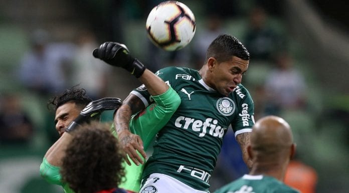 O jogador Dudu, da SE Palmeiras, disputa bola com o goleiro Monetti, do CA San Lorenzo A, durante partida valida pela sexta rodada, fase de grupos, da Copa Libertadores, na Arena Allianz Parque.