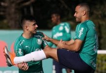 Os jogadores Willian e Arthur Cabral (D), da SE Palmeiras, durante treinamento, na Academia de Futebol.