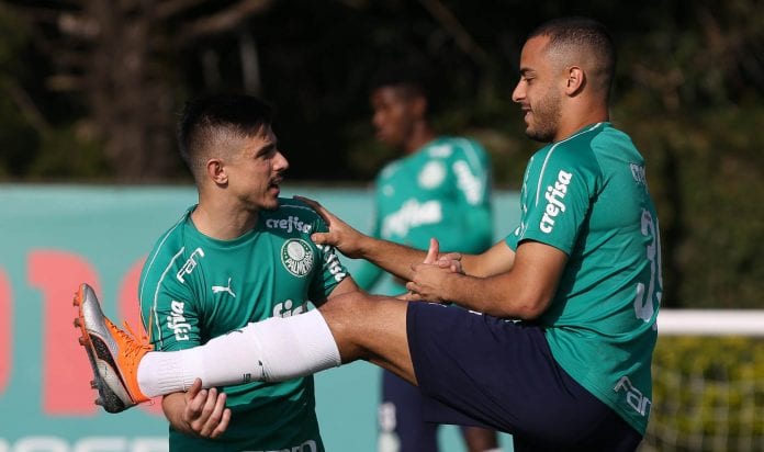 Os jogadores Willian e Arthur Cabral (D), da SE Palmeiras, durante treinamento, na Academia de Futebol.