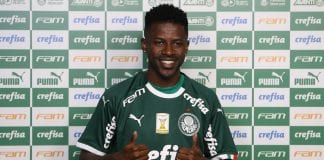 O jogador Ramires é apresentado como o mais novo jogador da SE Palmeiras, antes do treinamento, na Academia de Futebol.