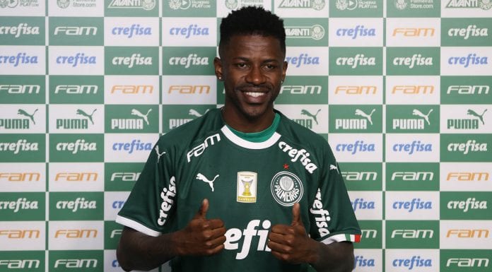O jogador Ramires é apresentado como o mais novo jogador da SE Palmeiras, antes do treinamento, na Academia de Futebol.